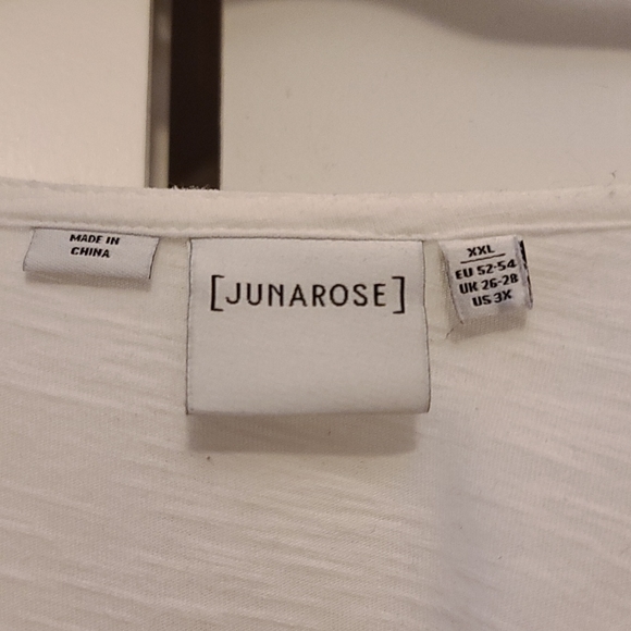 White V-Neck Tunic with Red Design - Size XXL - Picture 4 of 4